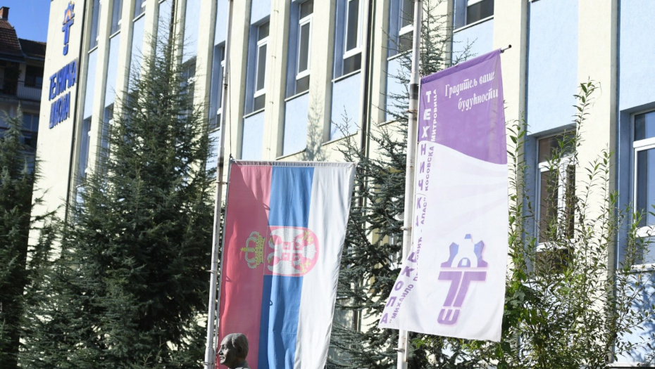 U SRPSKIM SREDINAMA NA KOSOVU SPUŠTENE ZASTAVE ZA DAN ŽALOSTI