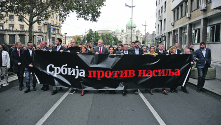 ISPLANIRALI PROTEST DOK SU TELA JOŠ BILA POD RUŠEVINAMA Srpski opozicionari opet lešinare nad tragedijom u nameri da politički profitiraju