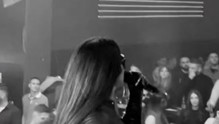 "DECU JE POKLOPILA TONA BETONA, MOGLA JE DA PRESKOČI PROKLETU TEZGU" Pljušte uvrede na račun Seke Aleksić nakon što je pevala posle tragedije: "Zabavlja 50 fanova"