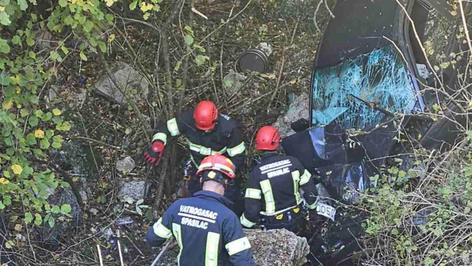 JEZIVE SCENE IZ JAME U KOJU SU SLETELI DVOJE NIKŠIĆANA Mladić (23) poginuo, a devojka (23) izvučena iz olupine
