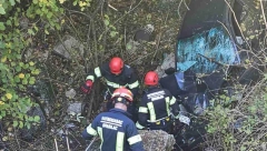 JEZIVE SCENE IZ JAME U KOJU SU SLETELI DVOJE NIKŠIĆANA Mladić (23) poginuo, a devojka (23) izvučena iz olupine