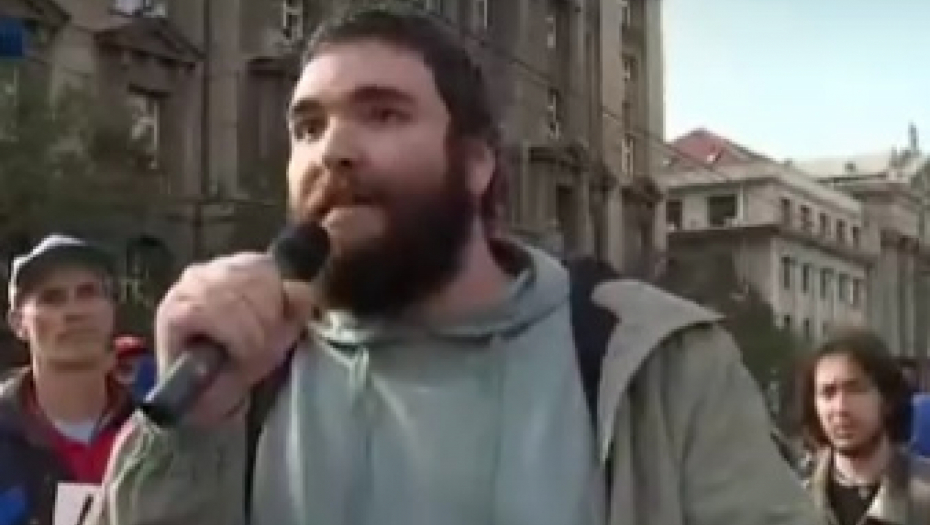 PODMUKLO SE SMEJE DOK ZOVE NA NASILJE! Đilasov profesionalni nasilnik najavljuje rušenje i lom! (VIDEO)