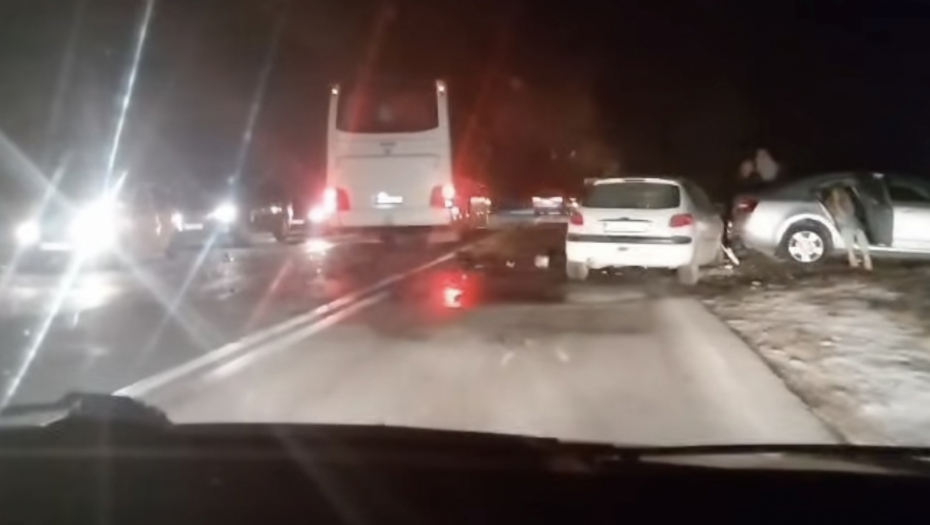 LANČANI SUDAR NA MAGISTRALI Staklo i delovi vozila rasuti po putu, nemile scene na mestu nesreće kod Čajetine (VIDEO)