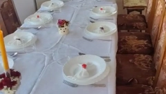 SVI SU NA IVICI, NIKO NI SA KIM NE PRIČA..., ČEKAMO PRVE GOSTE Devojka pokazala kako prosečna srpska porodica sprema slavu, mnogi se prepoznali, "živa istina“
