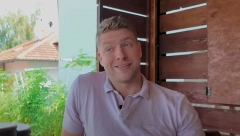 AMERIKANAC SE OŽENIO SRPKINJOM Sad je noćni život Njujorka zamenio za pijuckanje rakije u kući u Beogradu