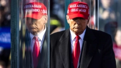 UVLAČE SE TRAMPU Albanci poskidali srpske plakate podrške da bi okačili svoje! (FOTO)