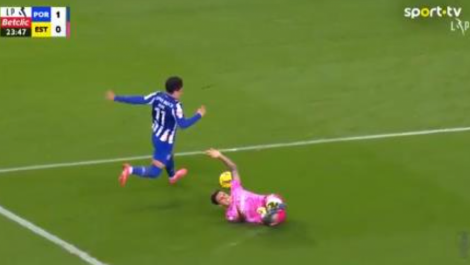 OVO JE SPORTSKI POTEZ GODINE Pokazao je šta znači biti čovek: Gest fudbalera oduševio čitav svet (VIDEO)