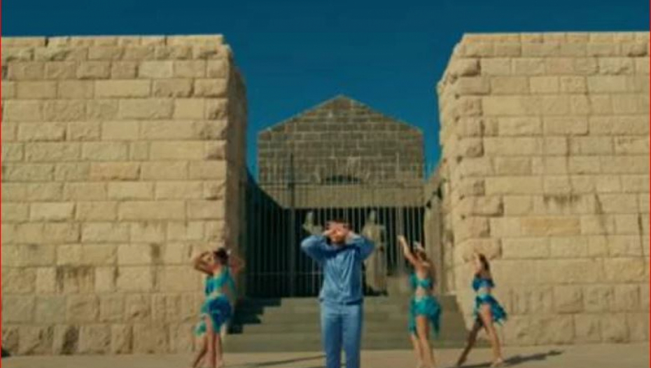 SRBI BESNI ZBOG ALBANSKOG PEVAČA! Sa polugolim igračicama snimio spot pored Njegoševog groba: "Skrnavi spomenik, ovo je bruka!"