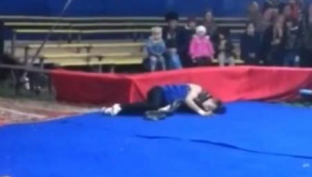 MOMKA NAPALA DIVLJA ZVER DOK JE IZVODIO TAČKU Dramatičan incident u cirkusu, publika zanemela od šoka! (VIDEO)