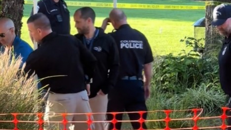 KOPALA ZEMLJU U DVORIŠTU, PA NAIŠLA NA JEZIVO OTKRIĆE Žena se sledila od straha - psi tragači i policija na nogama! (VIDEO)