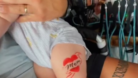 "ŠTA NIJE U REDU SA VAMA LJUDIMA?" Odveli bebu na tetoviranje, pa sve zabeležili kamerom