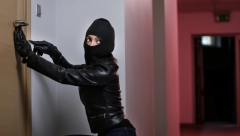 ŽENA DVA PUTA OPELJEŠILA RESTORAN, PA POJELA PLEN Prošli put ukrala telefon i pare, sada se vratila da uzme samo jednu stvar! (FOTO)
