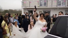 ŠOK! MLADA IZVUKLA PIŠTOLJ NA SVADBI PA ZAPUCALA U OVOM PRAVCU! Suze i smeh se smenjivali u Cazinu! (VIDEO)