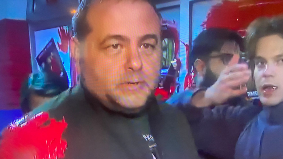 SRAMAN NAPAD ISPRED PROSTORIJA SNS Direktor SC Novi Sad poliven crvenom farbom