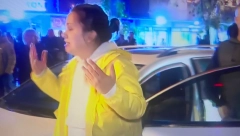 UŽASNA SCENA U NOVOM SADU! Izbezumljena majka sa decom moli da je puste, opkolili im automobil, nasrnuli na njenog muža (VIDEO)