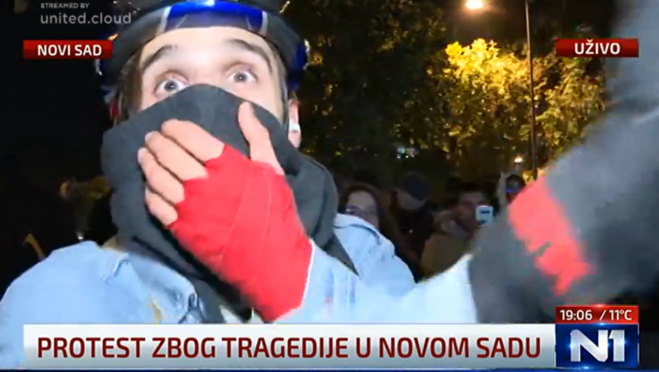 ESKALIRALO NASILJE U NOVOM SADU Lomili stakla, demonstrant sa fantomkom u kameru urlao: Nisam provokator, vi ste retardirani