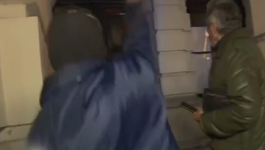 LETE KAMENICE KA GRADSKOJ KUĆI Divljaštvo u Novom Sadu ne staje, najavili miran protest- NAPRAVILI HAOS (VIDEO)