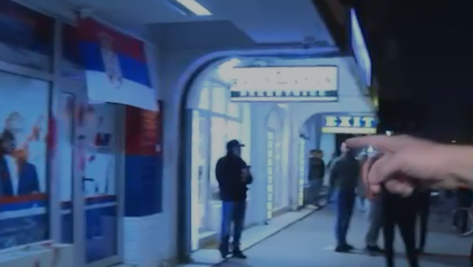 KAMENOVANE PROSTORIJE SNS Divljanje ne prestaje! (VIDEO)