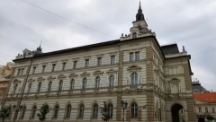 SKANDALOZNO! PROTESTANTI UNIŠTAVAJU KULTURNO DOBRO U NOVOM SADU! Polivaju fekalije na Gradsku kuću (VIDEO)