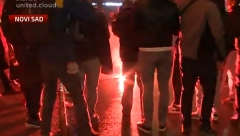 LETE BAKLJE KA GRADSKOJ KUĆI Bačeni suzavci, DOM IZGLEDA KAO DA GORI