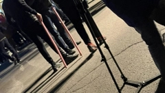 PAJTIĆEVCI SA BEJZBOL PALICAMA Opoziciono nasilje u Novom Sadu ne jenjava, huligani u pohodu na gradsku imovinu (FOTO)