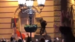 MOTKAMA LOME KAMERE NA GRADSKOJ KUĆI Penju se po zgradi dok unutra bukti vatra (VIDEO)