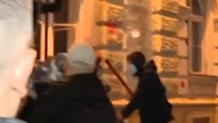 TEKST JE IZMENJEN - STRAŠNO NASILJE U NOVOM SADU! Demonstranti zapalili Gradsku kuću, napali policiju, uhapšen Goran Ješić! (VIDEO)