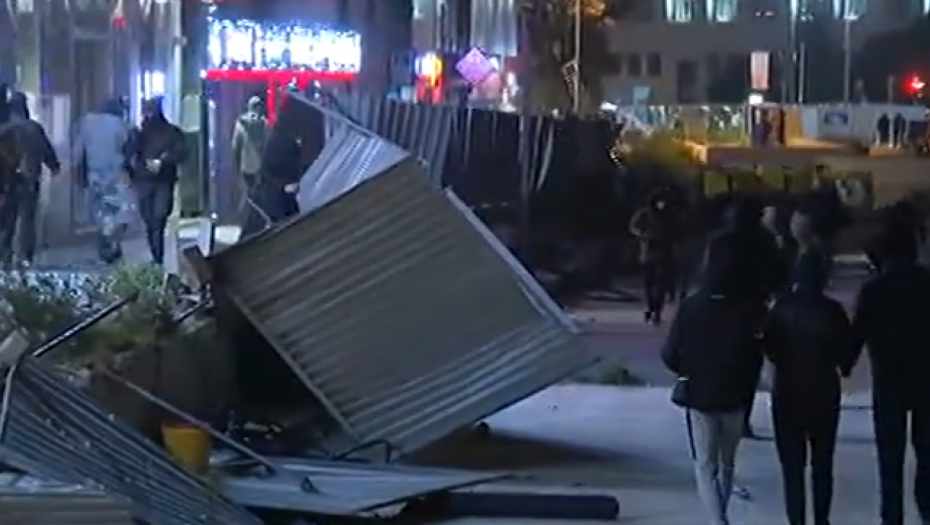 DOŠLI DA "PROTESTUJU ZBOG BEZBEDNOSTI", A UGROZILI NAROD: Demoliraju objekte, ruše ograde i gađaju policiju (VIDEO)