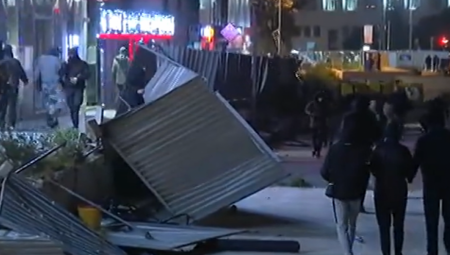 DOŠLI DA "PROTESTUJU ZBOG BEZBEDNOSTI", A UGROZILI NAROD: Demoliraju objekte, ruše ograde i gađaju policiju (VIDEO)