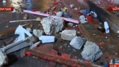 ŽAKLINA TATALOVIĆ POKAZALA ŠTA JE OSTALO IZA NASILNE OPOZICIJE: Uništena zgrada Gradske kuće, šipke, cigle, kamenice, baklje, išarana zgrada.... (VIDEO)