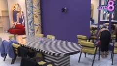 ZADRUGARKI SEVNULO MEĐUNOŽJE! Nije znala da je kamera snima, zabeležen nezgodan momenat (FOTO)