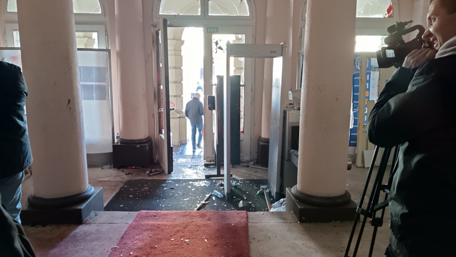 CRVENE KAPLJICE PO ZIDOVIMA, SVE RAZORENO Evo kako izgleda Gradska kuća u Novom Sadu posle jučerašnjih nasilnih demonstracija