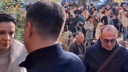 ŠAKA JADA DOŠLA DA PODRŽI JEŠIĆA Dinko Gruhonjić i Marinika Tepić na skupu podrške nasilnicima koji su rušili u Novom Sadu