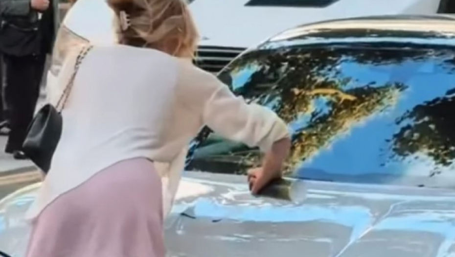 PREVARIO JU JE DEČKO, A ONA SE OSVETILA NA NEVEROVATAN NAČIN Obukla mini suknju, uzela sprej i ostavila šokantnu poruku na njegovom autu! (VIDEO)