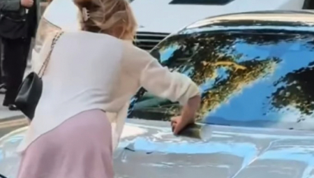 PREVARIO JU JE DEČKO, A ONA SE OSVETILA NA NEVEROVATAN NAČIN Obukla mini suknju, uzela sprej i ostavila šokantnu poruku na njegovom autu! (VIDEO)