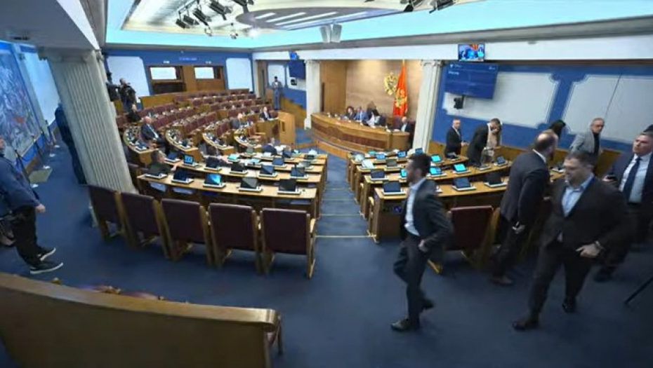 POSLANICI DPS NAPUSTILI SEDNICU: Traže ostavke Bečića i Šaranovića