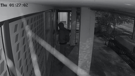 UŽAS! Kamera ga snimila kako uništava prostoriju SNS: Posledica ideologije mržnje i nasilja kojom nas opozicija obasipa