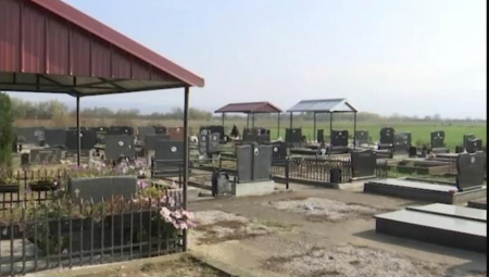 NA OVOM GROBLJU U SRBIJI PIŠE "STROGO ZABRANJENO SAHRANJIVANJE" Iza svega stoji bizarna priča, ljudi nemaju pojma šta se dešava