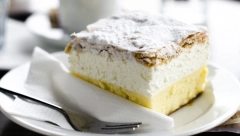 BLEDSKA KREMPITA Čuveni slatkiš mekan kao duša, idealan za slavsku trpezu