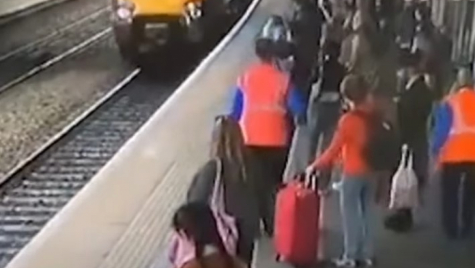 BIO JE DOVOLJAN SEKUND NEPAŽNJE DA SE DESI HOROR Kolica sa bebom jurila pravo pred voz u pokretu! (VIDEO)
