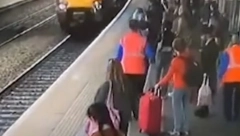 BIO JE DOVOLJAN SEKUND NEPAŽNJE DA SE DESI HOROR Kolica sa bebom jurila pravo pred voz u pokretu! (VIDEO)
