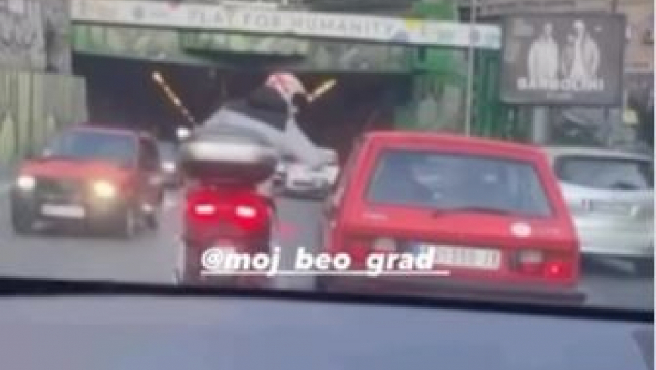DRAMA U TERAZIJSKOM TUNELU: Vozač 'juga' i motociklista u sukobu! Šta se zapravo desilo? (VIDEO)
