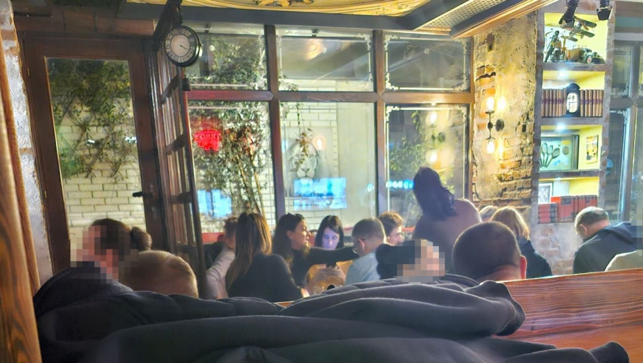 DOK SE LJUDI SMRZAVAJU NA MOSTU I PITAJU SE GDE SU MILA I DOROTEA: One sede u kafiću sa Dinkom Gruhonjićem (FOTO)