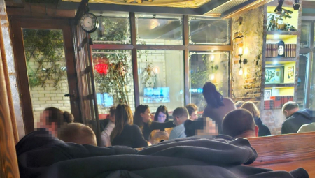 DOK SE LJUDI SMRZAVAJU NA MOSTU I PITAJU SE GDE SU MILA I DOROTEA: One sede u kafiću sa Dinkom Gruhonjićem (FOTO)