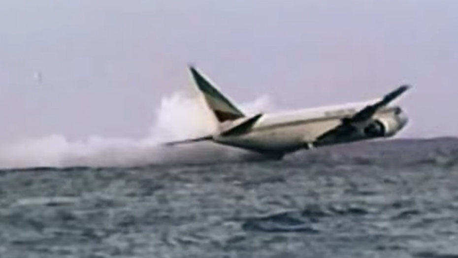 SVEDOCI JEDNE OD NAJVEĆIH OTMICA U AVIO-SAOBRAĆAJU: Avion se survao u more, letelica se raspršila u deliću sekunde! Snimak strave zapalio mreže (VIDEO)