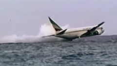 SVEDOCI JEDNE OD NAJVEĆIH OTMICA U AVIO-SAOBRAĆAJU: Avion se survao u more, letelica se raspršila u deliću sekunde! Snimak strave zapalio mreže (VIDEO)