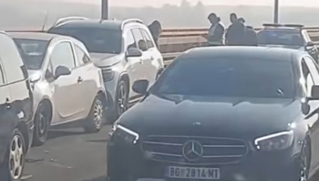 LANČANI SUDAR KOD BEŠKE Najmanje tri automobila su se sustigla na mostu