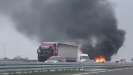 JEZIVA SCENA NA AUTO-PUTU Vatra guta BMW, crni dim prekrio nebo nad Rumom (VIDEO)