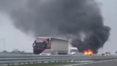 JEZIVA SCENA NA AUTO-PUTU Vatra guta BMW, crni dim prekrio nebo nad Rumom (VIDEO)