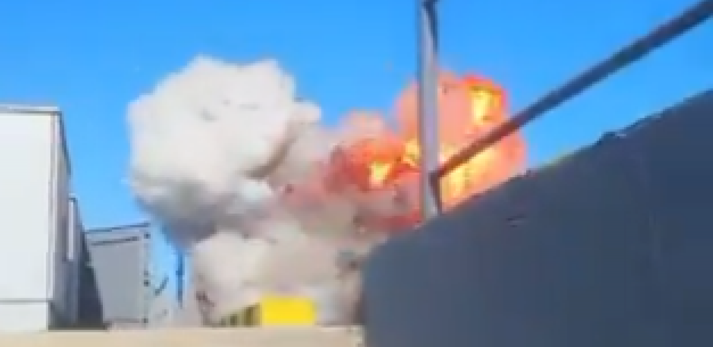 UKRAJINCI POGODILI RUSKU POMORSKU BAZU! Eksplozija odjeknula, usnimljen trenutak zakucavanja letelice u ratni brod! (VIDEO)